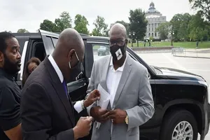 Ông Philonise Floyd (phải) đến trụ sở Quốc hội Mỹ tham gia điều trần trước Ủy ban Tư pháp Hạ viện ngày 10-6. Ảnh: AFP