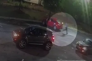 Hình ảnh thanh niên da màu chạy trốn trước khi bị cảnh sát bắn hạ. Ảnh: NBC NEWS