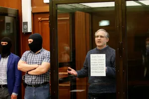 Cựu binh Mỹ Paul Whelan đứng trong buồng giam bị cáo tại Tòa án TP Moscow trong phiên tòa ngày 15-6. Ảnh: REUTERS