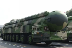 Tên lửa hạt nhân Đông Phong DF-41 của Trung Quốc. Ảnh: TÂN HOA XÃ