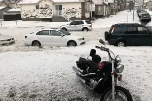 Ảnh: Mưa đá to bằng bóng tennis, nước ngập quá ô tô ở Canada