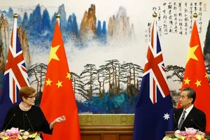 Ngoại trưởng Úc Marise Payne và Bộ trưởng Ngoại giao Trung Quốc Vương Nghị họp báo ở Bắc Kinh, Trung Quốc ngày 8-11-2018. Ảnh: AFP