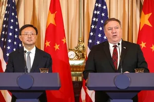 Ông Mike Pompeo (phải) và ông Dương Khiết Trì (trái) trả lời báo giới sau cuộc gặp tháng 11-2018 ở thủ đô Washington (Mỹ). Ảnh: AFP