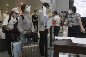 Một quầy làm thủ tục nhập cảnh tại sân bay quốc tế Bắc Kinh ngày 17-6. Ảnh: AP