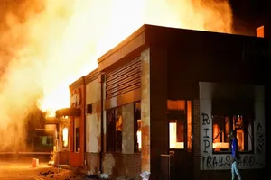 Nhà hàng Wendy, nơi Brooks bị hai viên cảnh sát người da trắng bắn, cũng đã bị người biểu tình đốt cháy vào tối 13-6.