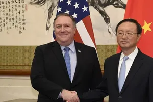 Ông Mike Pompeo (trái) bắt tay ông Dương Khiết Trì (phải) trong cuộc gặp tháng 11-2018 ở thủ đô Washington (Mỹ). Ảnh: AP