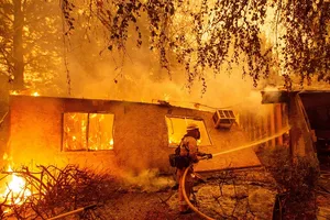 Một lính cứu hỏa tham gia nỗ lực dập tắt đám cháy ở hạt Butte (bang California) hồi tháng 11-2018. Ảnh: AFP