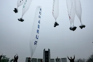 Một nhóm người đào tẩu khỏi Triều Tiên (đang ở Hàn Quốc) thả truyền đơn chống phá Bình Nhưỡng năm 2011. Ảnh: NYT/INTERNATIONAL HERALD TRIBUNE