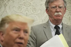 Cựu Cố vấn An ninh Quốc gia Mỹ John Bolton (phải) trong một phiên làm việc ở Nhà Trắng vào tháng 9-2019. Ảnh: AFP
