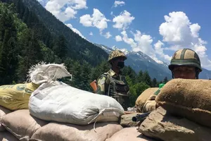 Binh sĩ Ấn Độ làm nhiệm vụ tại khu vực biên giới vùng Ladakh đang tranh chấp với Trung Quốc vào tháng 10-2019. Ảnh: REUTERS