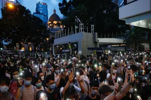 Những người biểu tình cầm điện thoại của họ trong cuộc biểu tình kỷ niệm chống lại dự luật dẫn độ tại Hong Kong ngày 9-6-2020.