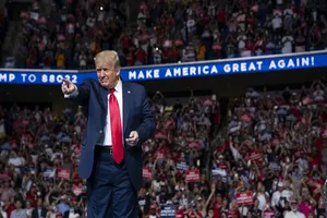 Tổng thống Mỹ Donald Trump trong buổi gặp gỡ người ủng hộ của mình tại TP Tulsa, bang Oklahoma tối ngày 20-6. Ảnh: AP