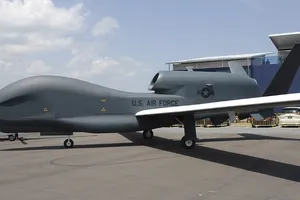 Một máy bay trinh sát không người lái RQ-4A Global Hawk đỗ tại căn cứ không quân bang California vào tháng 7-2016. Ảnh: KHÔNG QUÂN MỸ