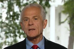 Cố vấn thương mại Nhà Trắng Peter Navarro trả lời phỏng vấn đài CNN sáng 21-6. Ảnh chụp màn hình CNN