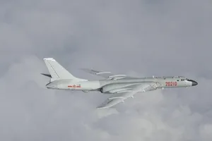 Một máy bay ném bom H-6 của Không quân Trung Quốc. Ảnh: REUTERS