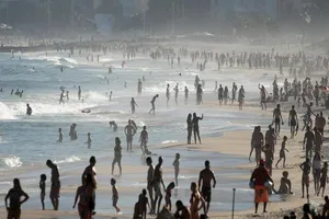 Người dân Brazil vui chơi tận hưởng tại bãi biển Ipanema, giữa lúc tình hình dịch COVID-19 đang ngày càng gay cấn ở TP Rio de Janeiro.