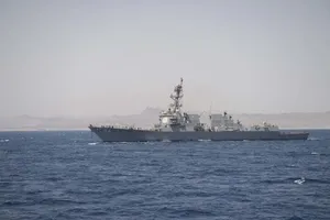 Khu trục hạm mang tên lửa dẫn đường tuần tra bên ngoài lãnh hải Venezuela ngày 23-6. Ảnh: HẢI QUÂN MỸ