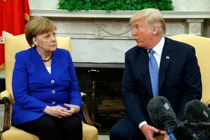 Tổng thống Mỹ Donald Trump (phải) và Thủ tướng Đức Angela Merkel (trái) hội đàm tại Nhà Trắng ngày 27-4-2018. Ảnh: AP