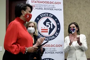Chủ tịch Hạ viện Nancy Pelosi (áo trắng) và Thị trường Washington D.C. Muriel Bowser (áo đỏ) trong cuộc họp báo ngày 25-6 về dự luật trao quyền bỏ phiếu cho thủ đô của Mỹ. Ảnh: REUTERS