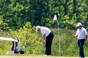 Tổng thống Mỹ Donald Trump (giữa khung hình) đi đánh golf trong hai ngày 23-5 và 24-5 tại Sterling (bang Virginia, Mỹ). Ảnh: EPA