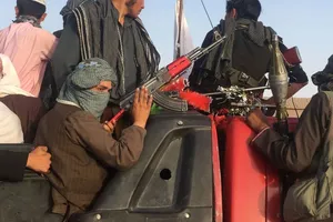 Phiến quân Taliban tuần tra xung quanh TP Ghazni sau khi đẩy lùi lực lượng chính phủ hồi tháng 5-2017 Ảnh: AFP