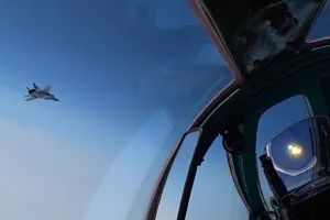 Các chiến đấu cơ F-16 (Na Uy) và F-22 (Mỹ) giám sát hoạt động tuần tra ngày 27-6 của hai phi đội Tu-142MK (Nga). Ảnh chụp màn hình RT/BỘ QUỐC PHÒNG NGA