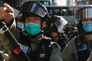 Cảnh sát Hong Kong giải tán người biểu tình tụ tập gần trụ sở Hội đồng Lập pháp hôm 28-6. Ảnh: AFP