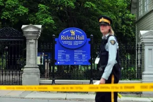 Cổng dinh Thủ tướng Canada.