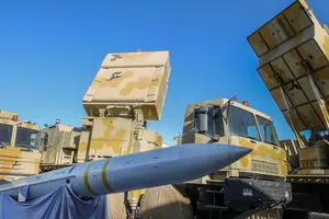 Tên lửa Bavar-373 do Iran tự sản xuất xuất hiện tại một triển lãm công nghệ quân sự ở thủ đô Tehran vào tháng 8-2019. Ảnh: REUTERS