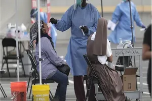 Nhân viên y tế lấy mẫu xét nghiệm COVID-19 cho người dân ở TP Homestead, bang Florida (Mỹ) hôm 6-7. Ảnh: AP