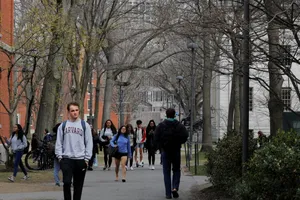 Sinh viên đi lại trong khuôn viên ĐH Harvard ở bang Massachusetts vào tháng 6-2018. Ảnh: REUTERS