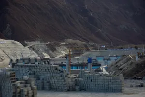 Công trình thi công đập Jiacha của Trung Quốc ở Tây Tạng (Ảnh chụp vào tháng 10-2018). Ảnh: REUTERS