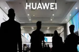 Các công ty sử dụng thiết bị từ Huawei có thể bị cấm giao dịch với Chính phủ Mỹ. Ảnh: REUTERS
