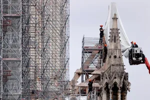 Công nhân chuẩn bị loại bỏ phần giàn giáo hư hỏng ở mái tòa tháp bị cháy của Nhà thờ Đức Bà ở Paris ngày 8-6-2020.