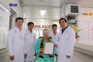 Bệnh nhân 91 được trao giấy chứng nhận xuất viện. Ảnh: BỆNH VIỆN CHỢ RẪY.