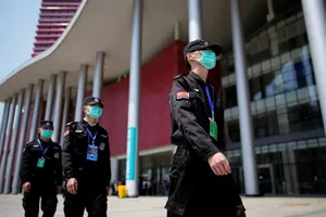 Lực lượng an ninh Trung Quốc tuần tra ở thủ đô Bắc Kinh (Ảnh chụp vào tháng 4-2020). Ảnh: REUTERS