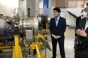 Vật thể được cho là mô hình tên lửa siêu thanh đối hạm do Nhật Bản sản xuất ở góc phòng bên phải Thứ trưởng Quốc phòng Tomohiro Yamamoto. Ảnh: TWITTER