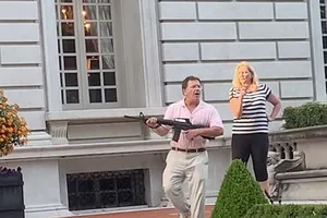 Được cửa hàng tặng AR-15 sau khi bị cảnh sát tịch thu súng