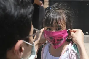 Học sinh đeo khẩu trang đến trường ở bang New Jersey, Mỹ.