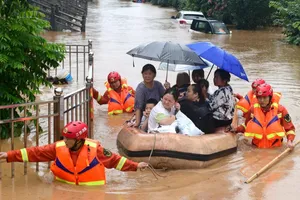 Lực lượng cứu hộ đưa người dân bị mắc kẹt ở tỉnh Giang Tây đến khu vực sơ tán an toàn (Ảnh chụp ngày 8-7). Ảnh: EPA-EFE