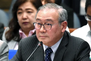 Ngoại trưởng Teodoro Locsin Jr. trong một buổi điều trần trước Thượng viện Philippines vào tháng 2-2020. Ảnh: REUTERS