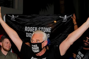 Ông Roger Stone vui mừng sau khi được giảm án. Ảnh: SCMP/AP