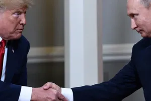 Tổng thống Mỹ Donald Trump (trái) và Tổng thống Nga Vladimir Putin bắt tay nhau trong cuộc họp hồi tháng 7-2018 tại Helsinki (Phần Lan).