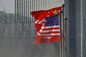 Quốc kỳ Trung Quốc và Mỹ treo ở lối vào của một văn phòng ở Bắc Kinh vào tháng 1-2020.