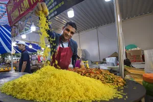 Đến ngày hội liên hoan ẩm thực ăn cơm lam, ba khía trộn