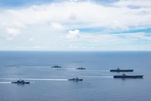 Hai nhóm tác chiến tàu sân bay USS Ronald Reagan và USS Nimitz tại Biển Đông, ngày 6 tháng 7. Ảnh: HẢI QUÂN HOA KỲ/ MC3 Jason Tarleton