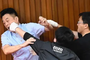 Vụ ẩu đả nổ ra bên trong tòa nhà nghị viện Đài Loan. Ảnh: AFP