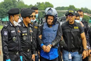 ông Mohammad Shahed (giữa) bị bắt tại Dhaka, thủ đô Bangladesh . Nguồn : GETTY IMAGES