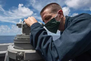 Một thành viên phi hành đoàn trên khu trục hạm USS Ralph Johnson vào ngày 14 tháng 7 gần quần đảo Trường Sa ở Biển Đông. Ảnh: HẢI QUÂN MỸ)