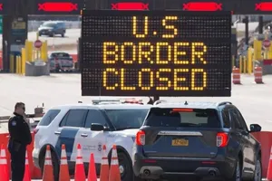Mỹ tiếp tục đóng cửa biên giới với Canada và Mexico